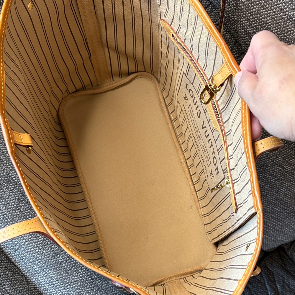 Louis Vuitton Neverfull MM Monogram Classic Tote - Picture 9 of 16